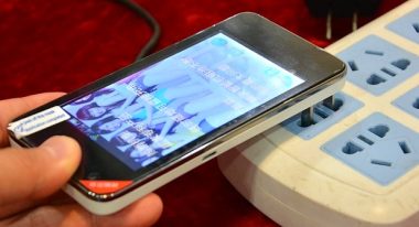 Folosirea incarcatorului de telefon la priza sau pe USB