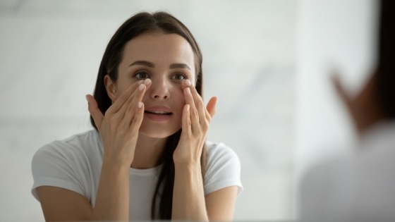 Cum să vă protejați pielea din jurul ochilor pentru a preveni apariția ridurilor
