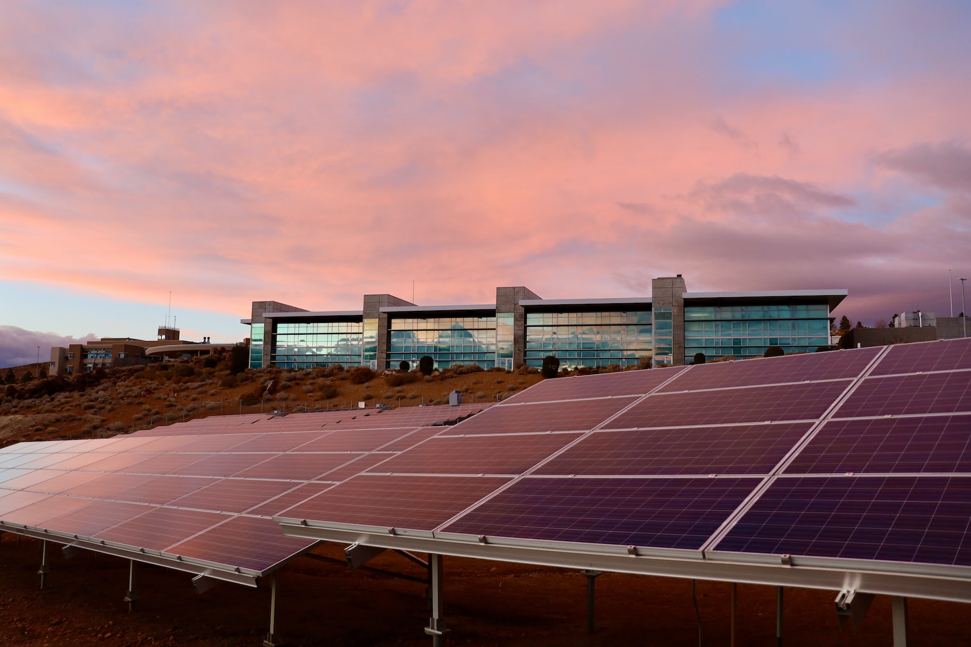 Componentele esențiale ale unui sistem de panouri solare - ce trebuie să știi pentru un sistem fiabil, durabil și eficient