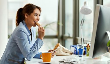 Beneficiile Oferirii de Snacks-uri și Băuturi la Locul de Muncă: Cum Aprecierea Angajaților Conduce la Succesul Companiei