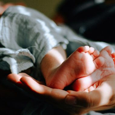 Bucurii fără margini – idei de cadouri pe care le poți oferi cu ocazia botezului unui bebeluș