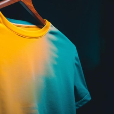 Cum pot alege o paletă de culori pentru un tricou personalizat?