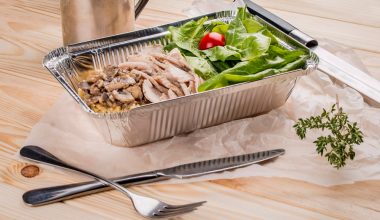 Sunt sigure caserolele de aluminiu pentru gătit zilnic la temperaturi înalte?