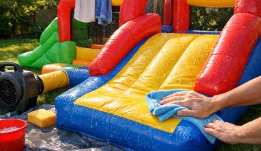 Cum previn apariția mucegaiului și a mirosurilor într-un tobogan gonflabil