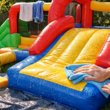 Cum previn apariția mucegaiului și a mirosurilor într-un tobogan gonflabil