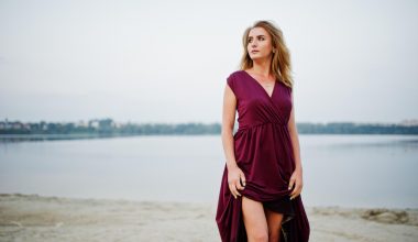 Cum arată o rochie de seară asimetrică și când o porți?