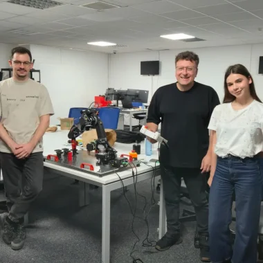 UZINEX deschide la Iași primul centru din România unde persoanele cu dizabilități locomotorii învață gratuit să programeze roboți industriali